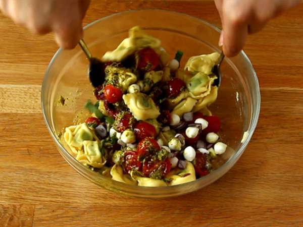 Tortellini és pesto saláta - Előkészítés lépés 4