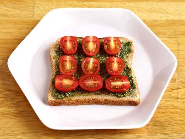 Bruschetta pestóval, cseresznyeparadicsommal és mozzarella sajttal - Előkészítés lépés 2