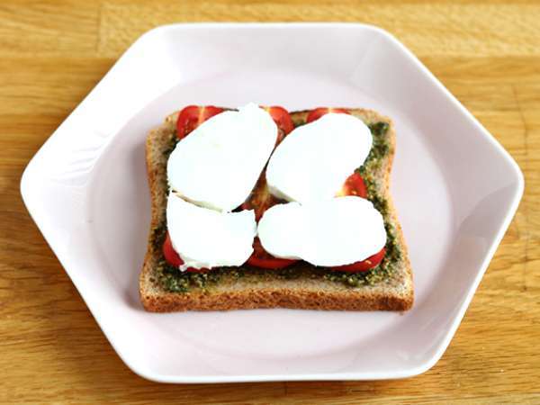 Bruschetta pestóval, cseresznyeparadicsommal és mozzarella sajttal - Előkészítés lépés 3
