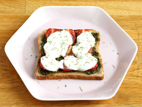 Bruschetta pestóval, cseresznyeparadicsommal és mozzarella sajttal - Előkészítés lépés 4