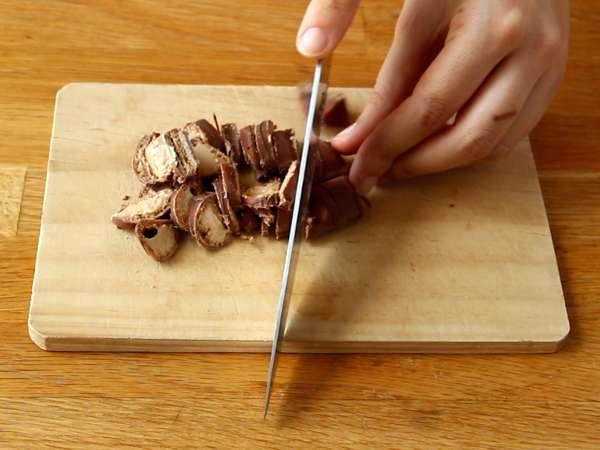 Mesés sütés nélküli Kinder Bueno sajttorta - Előkészítés lépés 3