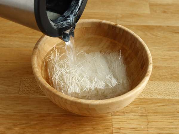 Vermicelli, garnéla, avokádó, tojás és koriander saláta - Előkészítés lépés 1