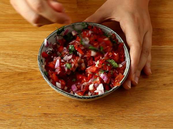 Pico de gallo és házi készítésű tortilla chipsek - Előkészítés lépés 2