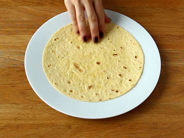 Hogyan készítsünk tortilla tálakat? Az egyszerű saláta mosogatás nélkül! - Előkészítés lépés 1