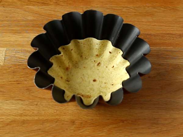 Hogyan készítsünk tortilla tálakat? Az egyszerű saláta mosogatás nélkül! - Előkészítés lépés 2