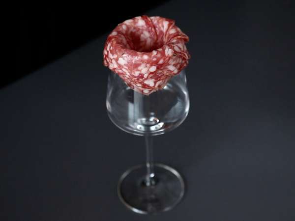Hogyan készítsünk charcuterie tálat? Hajtsa rózsa alakúra! - Előkészítés lépés 2