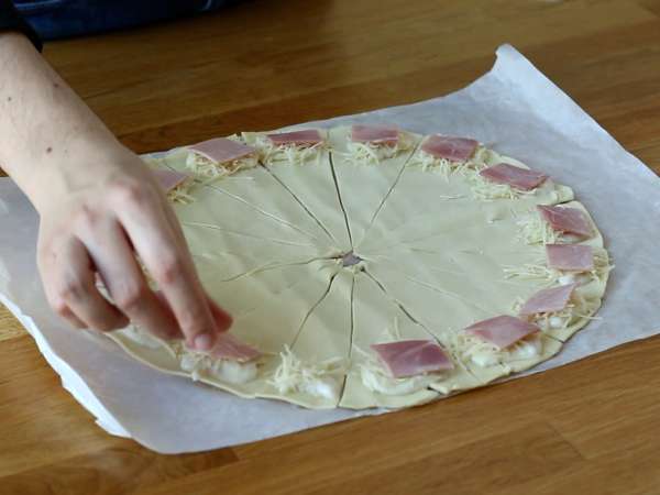 Leveles tésztás croissant béchamel mártással, sonkával és sajttal - Előkészítés lépés 2