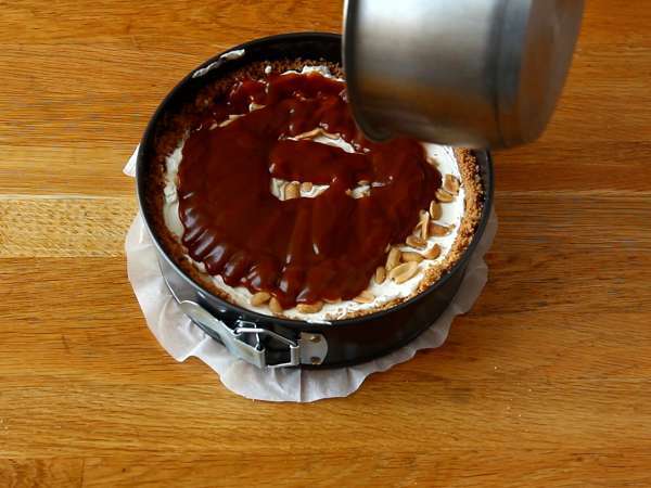 Extra-finom Snickers-stílusú sajttorta - Előkészítés lépés 7