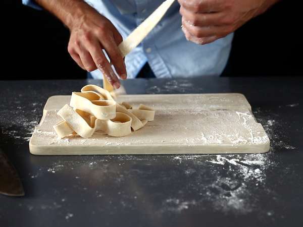 Házi készítésű tojás pappardelle: a recept lépésről lépésre elmagyarázva - Előkészítés lépés 7