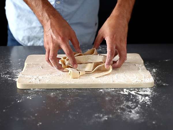Házi készítésű tojás pappardelle: a recept lépésről lépésre elmagyarázva - Előkészítés lépés 8