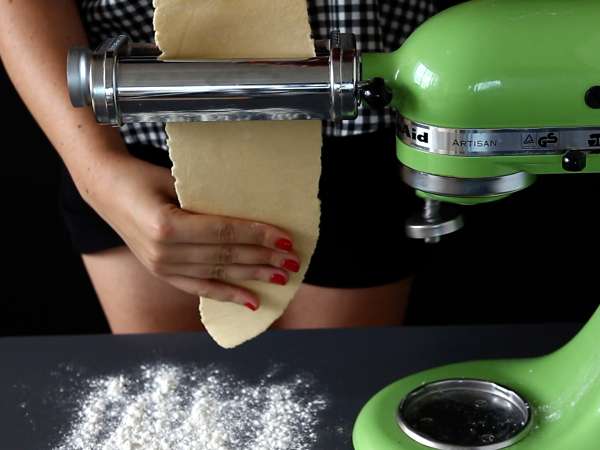 Caramelle, cukorka alakú ravioli sütőtök és ricotta töltelékkel - Előkészítés lépés 7