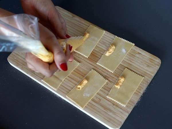 Caramelle, cukorka alakú ravioli sütőtök és ricotta töltelékkel - Előkészítés lépés 10