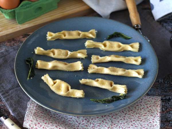 Caramelle, cukorka alakú ravioli sütőtök és ricotta töltelékkel - Előkészítés lépés 13