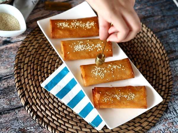 Feta Saganaki, a görög recept a feta-mézes ropogtatnivalókhoz - Előkészítés lépés 6