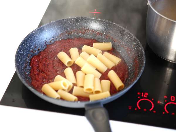 Tészta 'Nduja, egy könnyen elkészíthető kalabriai tésztaétel - Előkészítés lépés 5