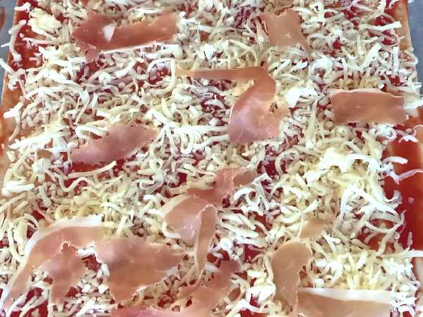 Maxi leveles tésztacsavarok (paradicsom, sonka, mozzarella, petrezselyem) - Előkészítés lépés 2