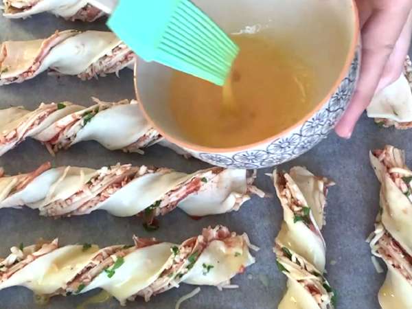 Maxi leveles tésztacsavarok (paradicsom, sonka, mozzarella, petrezselyem) - Előkészítés lépés 6