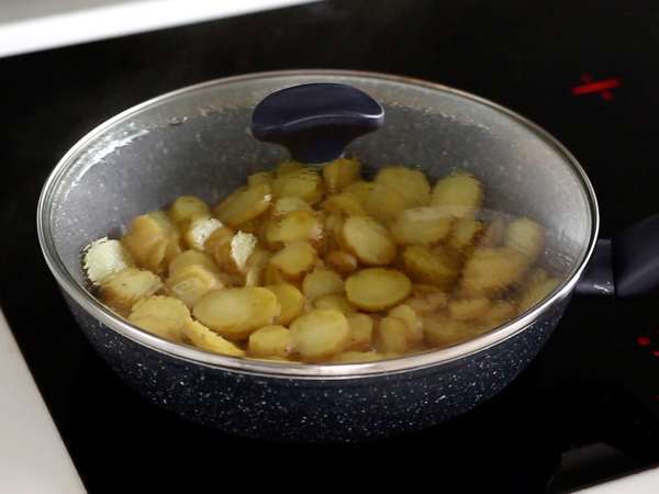 Huevos rotos, a szuperegyszerű spanyol recept burgonya és tojás alapján - Előkészítés lépés 2