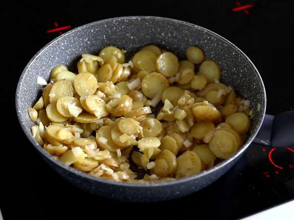 Huevos rotos, a szuperegyszerű spanyol recept burgonya és tojás alapján - Előkészítés lépés 3