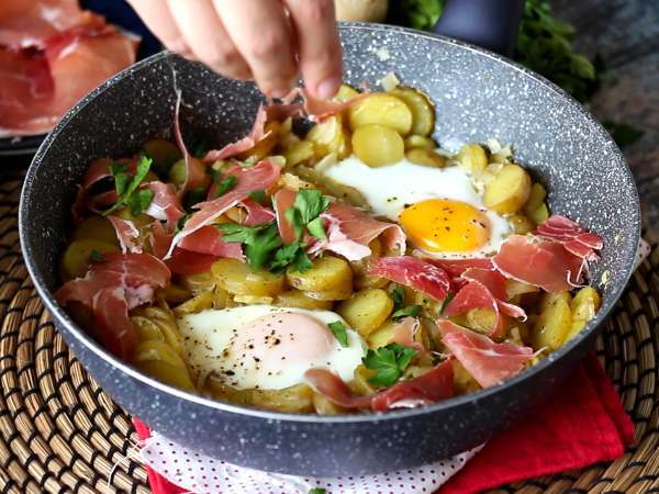 Huevos rotos, a szuperegyszerű spanyol recept burgonya és tojás alapján - Előkészítés lépés 5