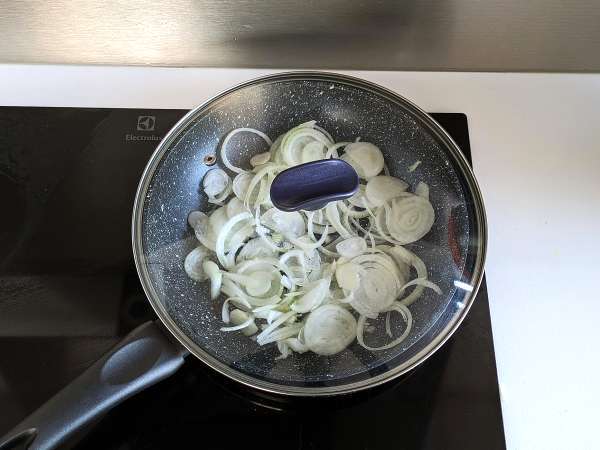 Hagymás omlett, az ízletes és könnyen elkészíthető recept - Előkészítés lépés 2
