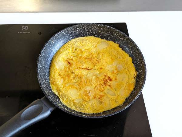 Hagymás omlett, az ízletes és könnyen elkészíthető recept - Előkészítés lépés 6