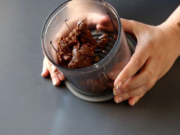 Dátum energiagolyók mogyoróvajjal a közepén - Előkészítés lépés 3