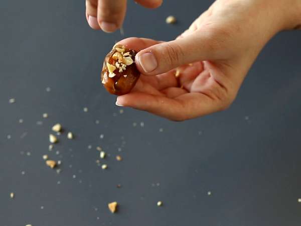 Házi készítésű Snickers: datolya, mogyoró és csokoládé - egészséges snack hozzáadott cukor nélkül. - Előkészítés lépés 3