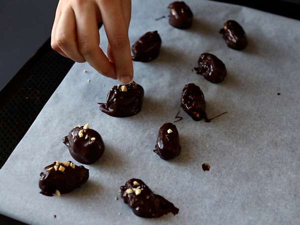 Házi készítésű Snickers: datolya, mogyoró és csokoládé - egészséges snack hozzáadott cukor nélkül. - Előkészítés lépés 6