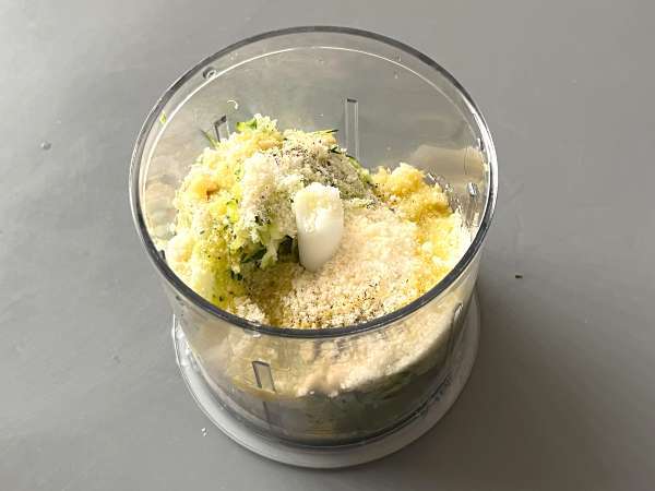 Cukkini pesto, a gyors és ízletes, főzés nélküli recept - Előkészítés lépés 3