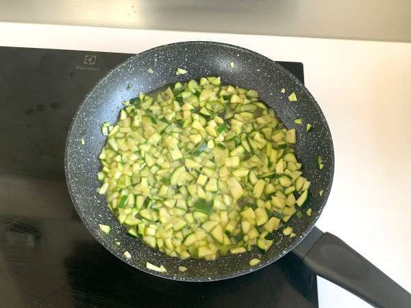 Krémes tészta cukkinivel, ízletes és nagyon gyors recept - Előkészítés lépés 3