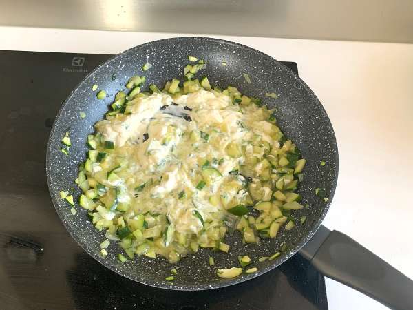 Krémes tészta cukkinivel, ízletes és nagyon gyors recept - Előkészítés lépés 4