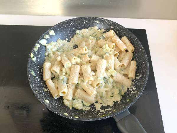 Krémes tészta cukkinivel, ízletes és nagyon gyors recept - Előkészítés lépés 5