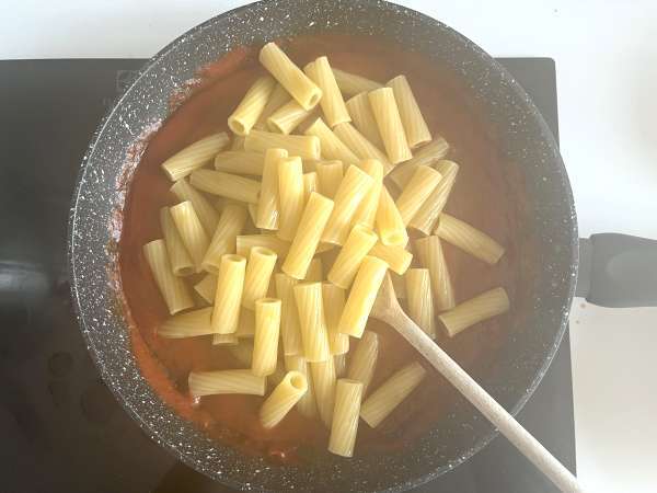 Pasta Siciliana padlizsánnal, az egyszerű és könnyű változat - Pasta alla Norma - Előkészítés lépés 6