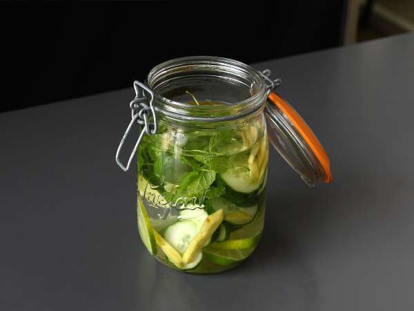 Uborka, lime, menta és gyömbér ízesítésű víz - Előkészítés lépés 4