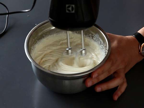 Egyszerű Kinder Bueno-ízű tekercs, tökéletes születésnapi tortának vagy karácsonyi farönknek! - Előkészítés lépés 6