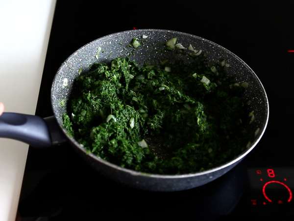 Spanakopita, a szuperegyszerű görög pite spenóttal és feta sajttal - Előkészítés lépés 3