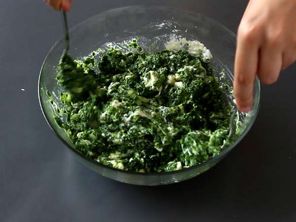Spanakopita, a szuperegyszerű görög pite spenóttal és feta sajttal - Előkészítés lépés 5