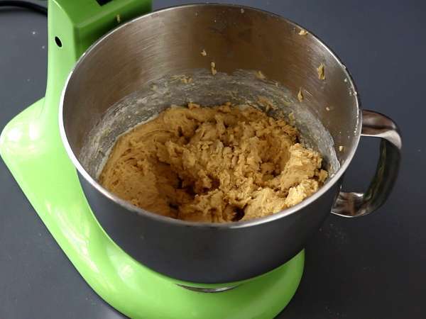 XXL mogyorós, tejcsokoládés és praliné sütik - Előkészítés lépés 3