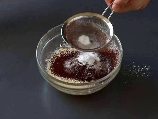 Choco flan, a nedves csokoládétorta és a vaníliás karamellás flan tökéletes kombinációja. - Előkészítés lépés 6