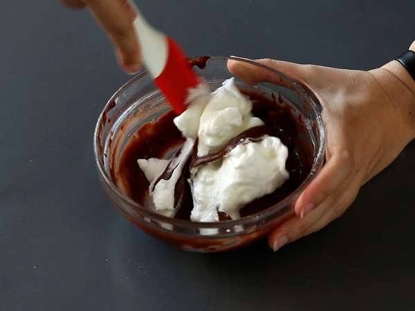 Choco flan, a nedves csokoládétorta és a vaníliás karamellás flan tökéletes kombinációja. - Előkészítés lépés 7