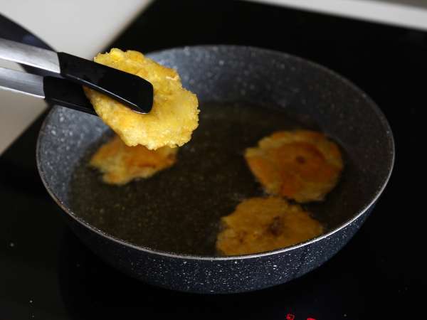 Patacones, kolumbiai plantain pirítós guacamole-val és paradicsommal - Előkészítés lépés 10