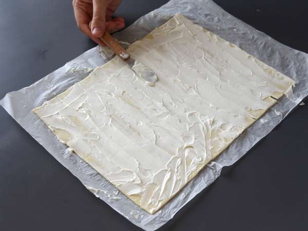 Egyszerű sózott New York-i tekercs pestóval és fromage frais-val 4 összetevővel - Előkészítés lépés 2