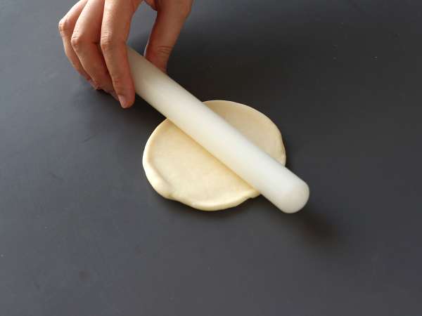 Pizzaszerű csónakos tekercsek paradicsommal, sonkával és mozzarella mártással töltve - Előkészítés lépés 1