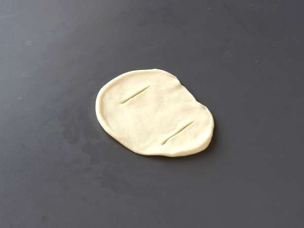 Pizzaszerű csónakos tekercsek paradicsommal, sonkával és mozzarella mártással töltve - Előkészítés lépés 2