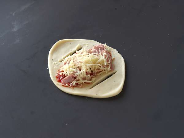Pizzaszerű csónakos tekercsek paradicsommal, sonkával és mozzarella mártással töltve - Előkészítés lépés 4