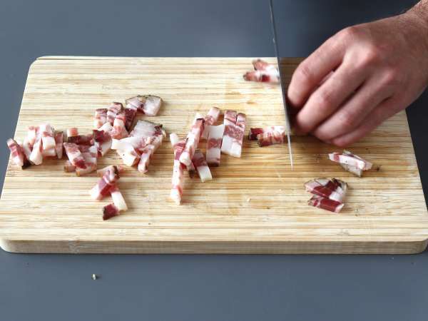 Pasta all'amatriciana, a hagyományos recept lépésről lépésre elmagyarázva - Előkészítés lépés 2
