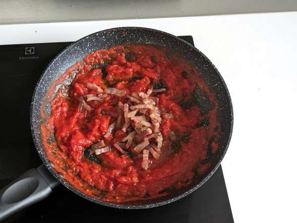 Pasta all'amatriciana, a hagyományos recept lépésről lépésre elmagyarázva - Előkészítés lépés 7