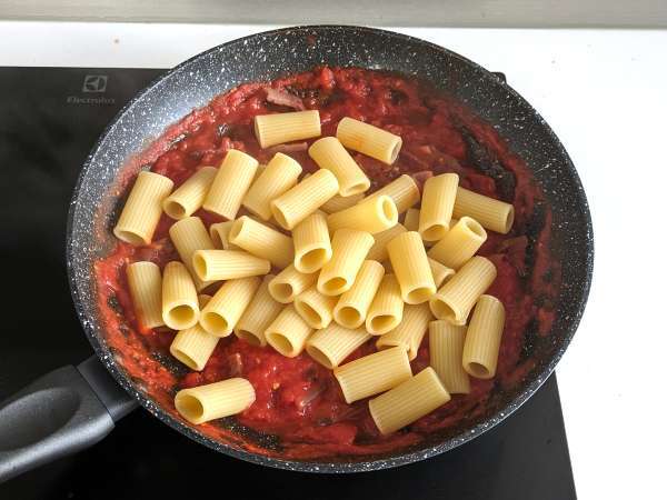 Pasta all'amatriciana, a hagyományos recept lépésről lépésre elmagyarázva - Előkészítés lépés 8