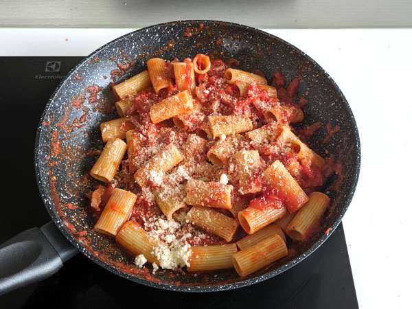 Pasta all'amatriciana, a hagyományos recept lépésről lépésre elmagyarázva - Előkészítés lépés 9